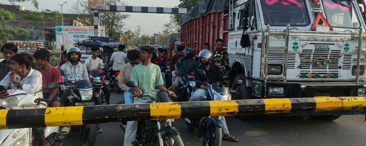 बढ़नी रेलवे क्रासिंग पर लगा हुआ जाम। संवाद