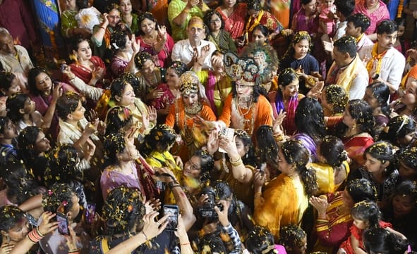 Holi was played with 21 kg of flowers.