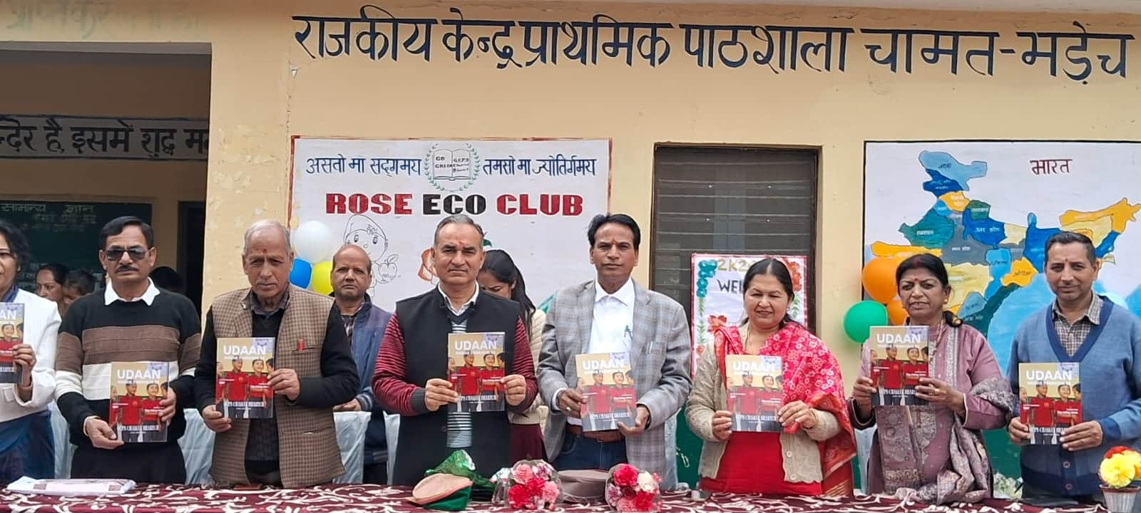 चामत भडे़च स्कूल में मुख्यातिथि स्कूल पत्रिका और वार्षिक कैलेंडर का विमोचन करते हुए। स्रोत स्