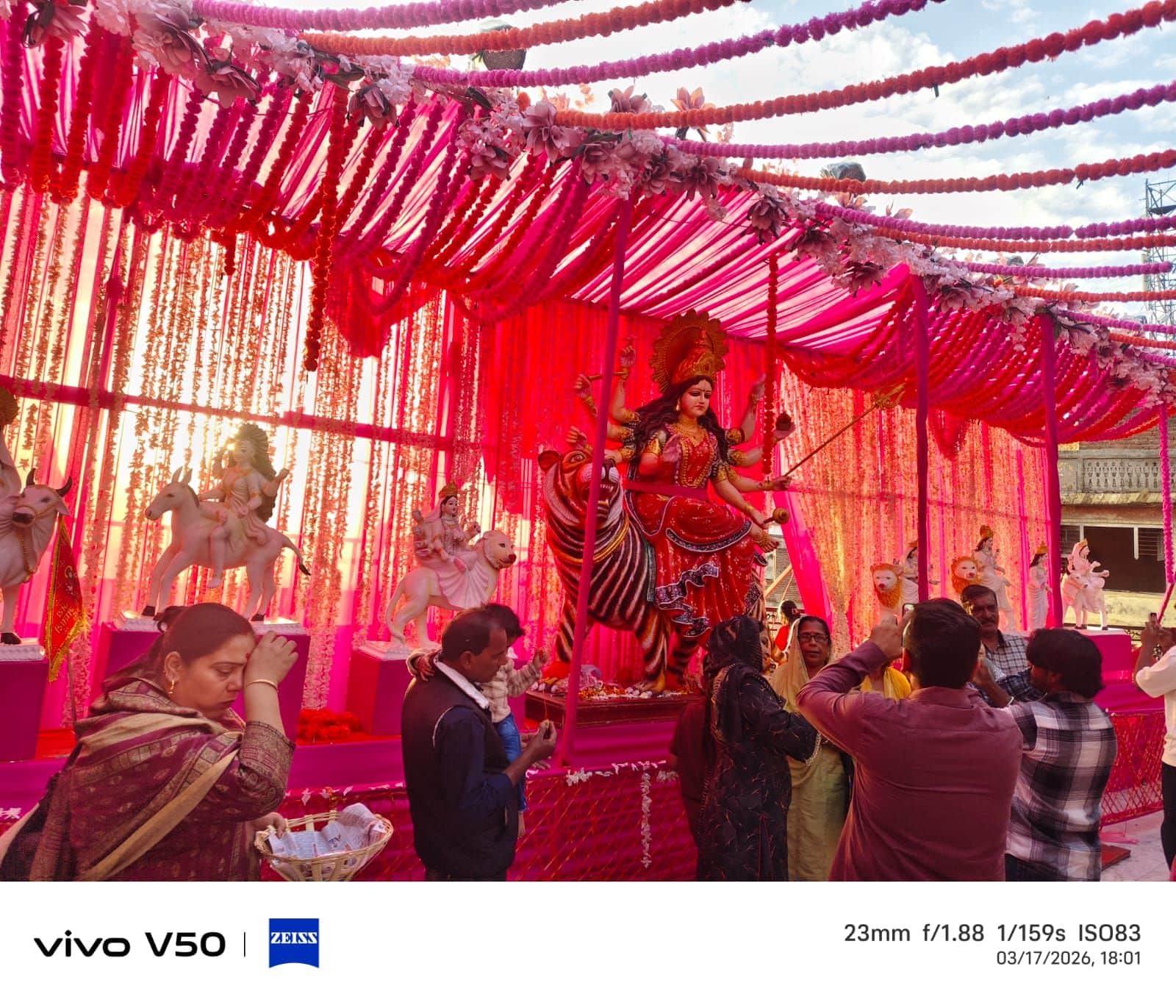 चेत्र नवरात्रों को की तैयारियों को लेकर सजाया जा रहा माता चिंतपूर्णी का दरबार। संवाद