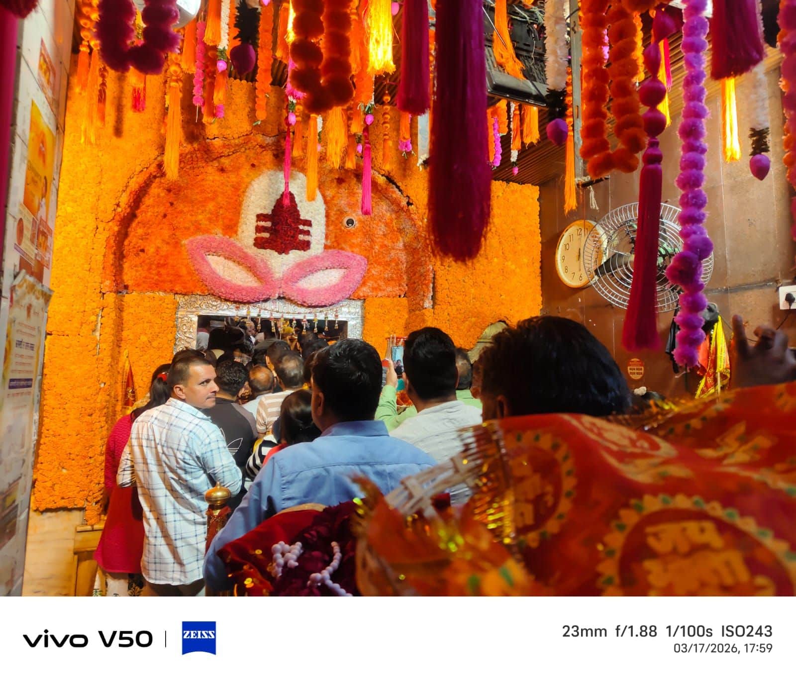 चेत्र नवरात्रों को की तैयारियों को लेकर सजाया जा रहा माता चिंतपूर्णी का दरबार। संवाद