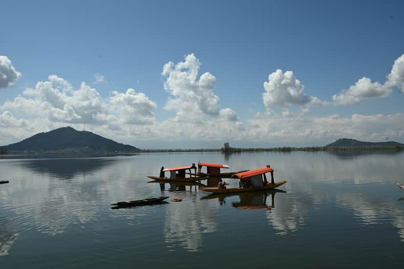 छाए बादलों के बीच श्रीनगर की डल झील में शिकारे। संवाद