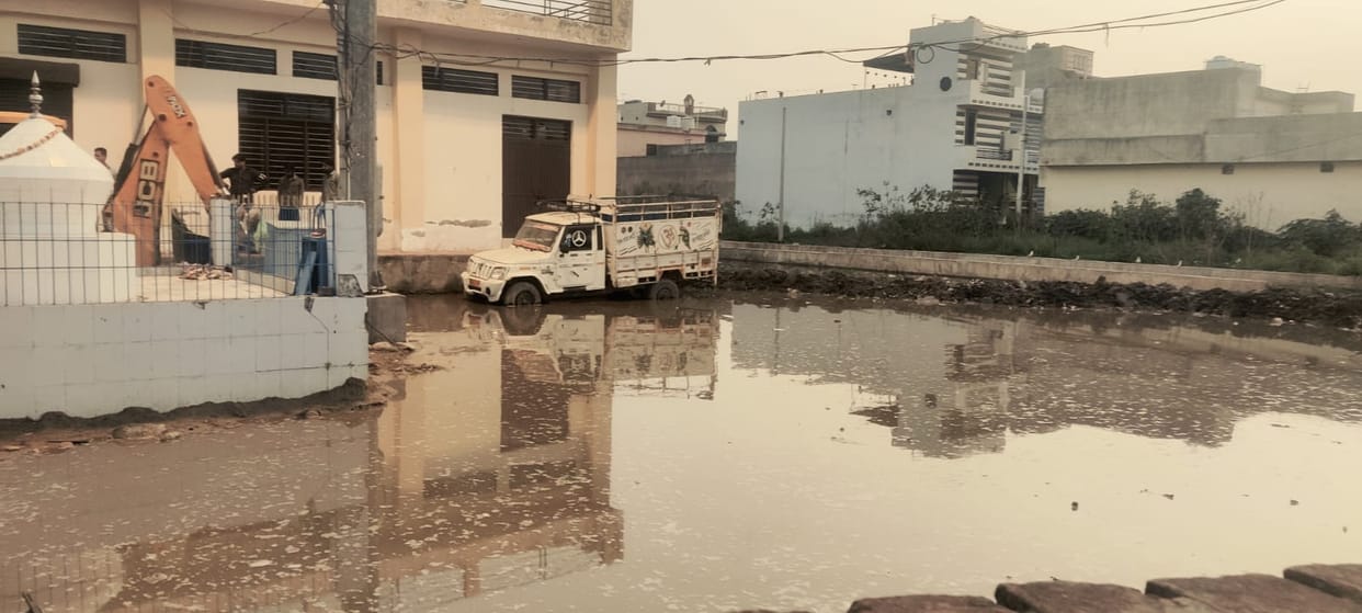 Nagar Kheda in Dalipgarh has become a pond, making it difficult to even perform puja.