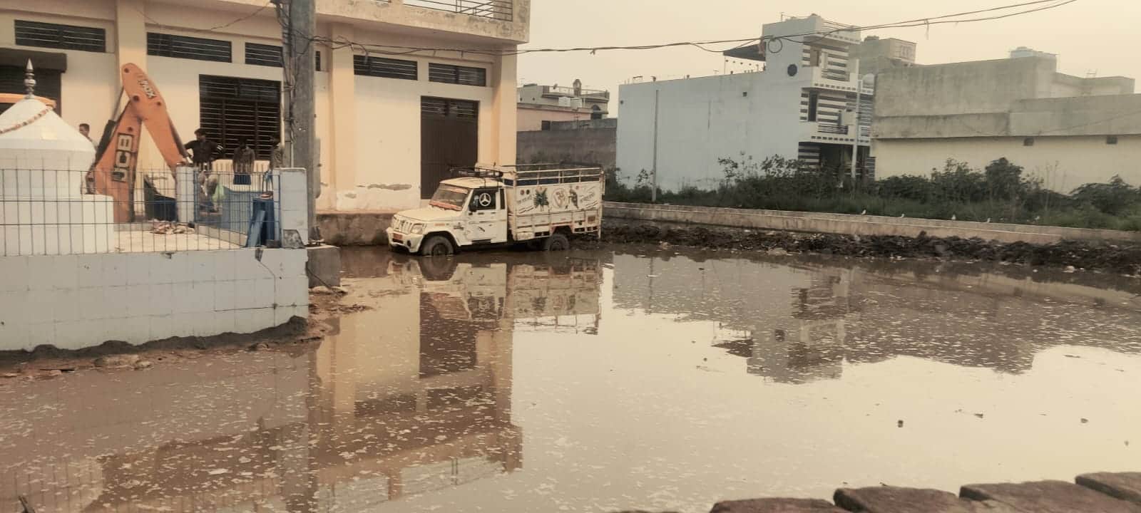 छावनी के वार्ड नंबर चार स्थित दलीपगढ़ में नगर खेडा में जमा नाले का पानी। संवाद