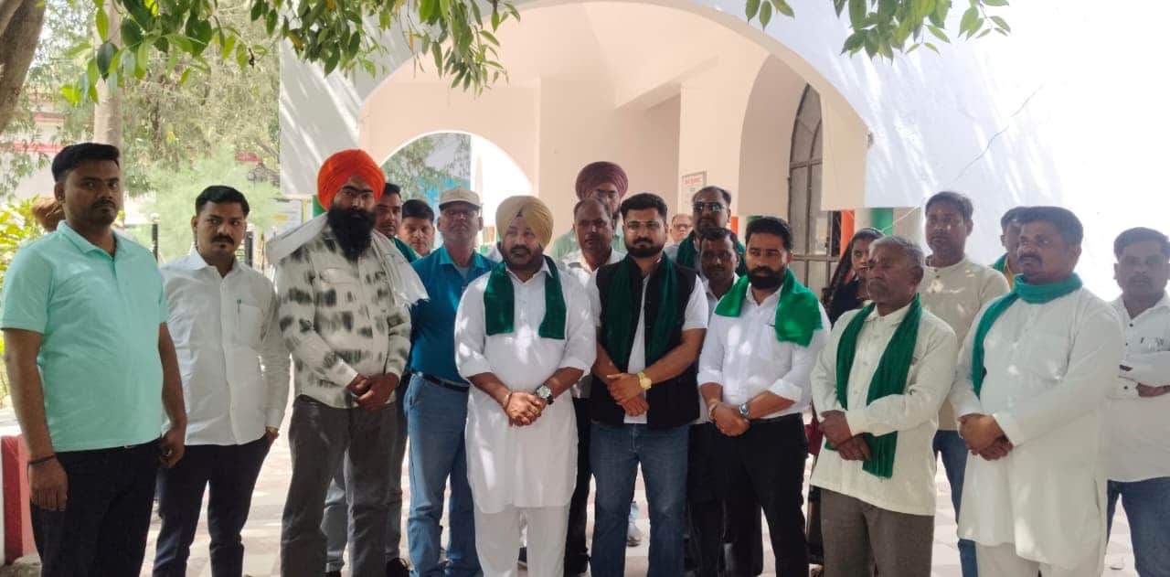 डीएम कार्यालय ज्ञापन देने पहुंचे भारतीय किसान यूनियन के पदाधिकारी। संवाद