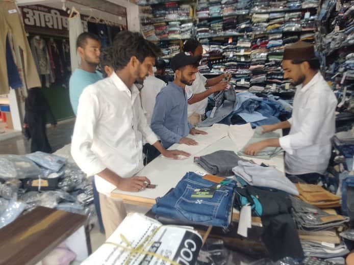 डुमरियागंज के बाजार में ईद पर्व पर खरीदारी करते लोग। संवाद