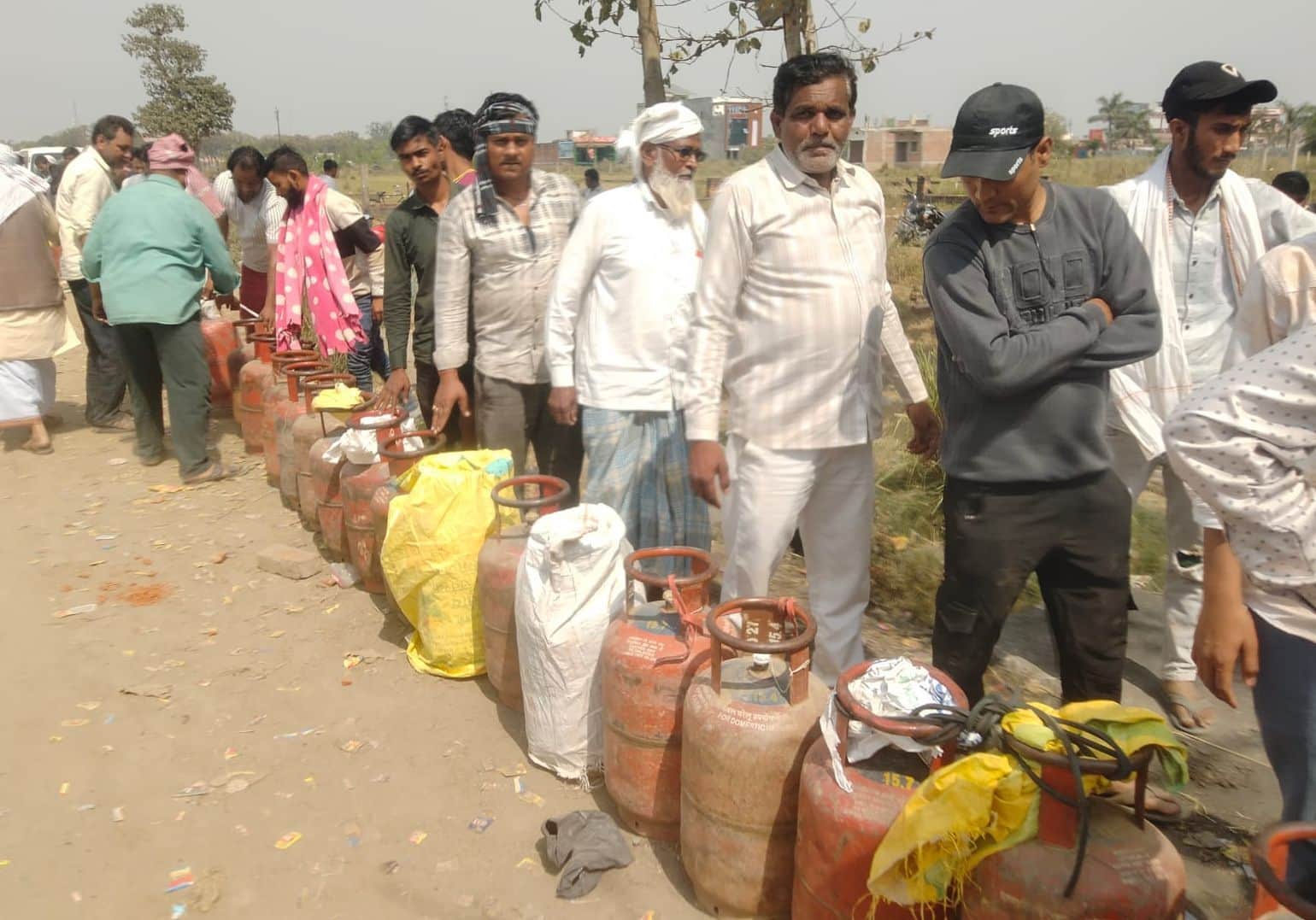 डुमरियागंज में स्थित गैस एजेंसी पर कतार में खड़े लोग। संवाद