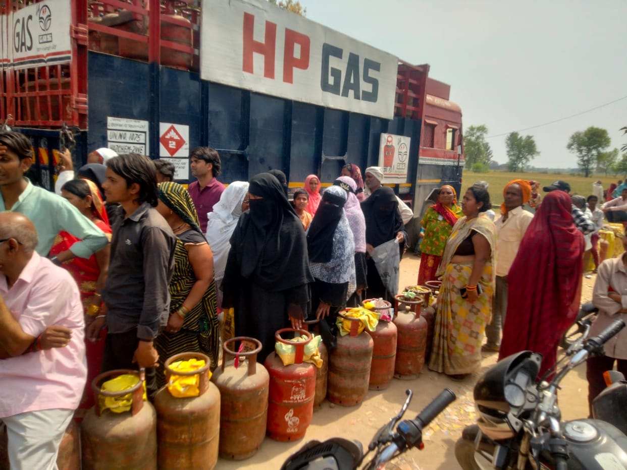 One lakh inactive consumers suddenly became active, crowd increased at agencies
