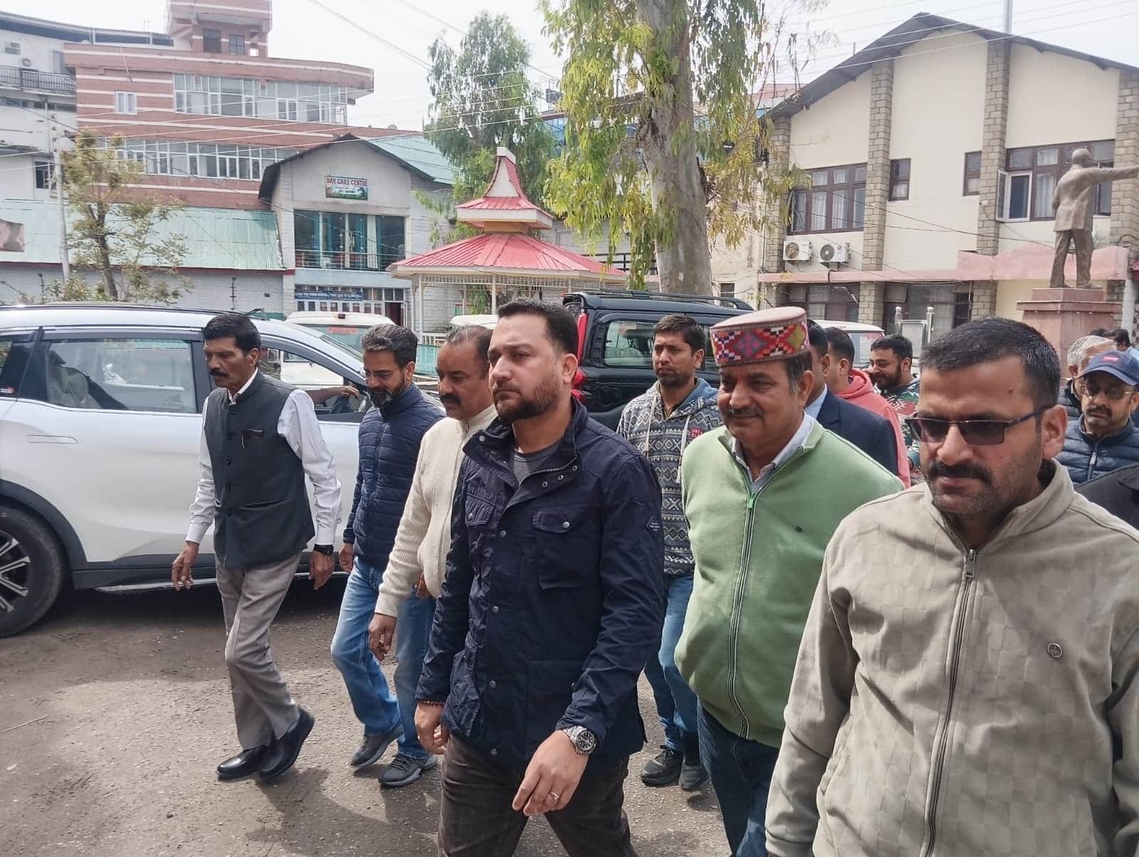 डीसी हमीरपुर को ज्ञापन सौंपने जाते विधायक आशीष शर्मा एवं भाजपा पदाधिकारी एवं कार्यकर्ता। भाजपा।