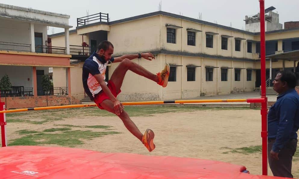 डॉ.सुदामा प्रसाद  विद्यास्थली के मैदान पर खेलकूद में ऊंची कूद में भाग लेता खिलाड़ी। स्रोत: आयो