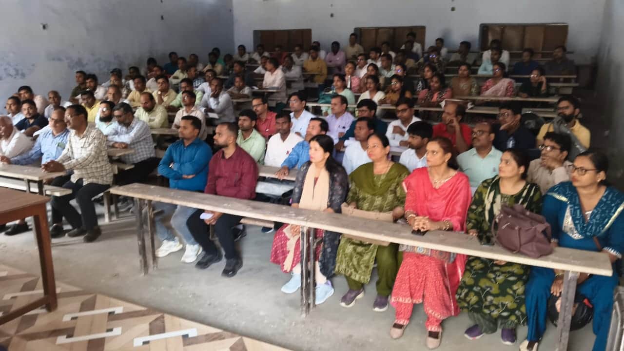 एचआर इंटर कॉलेज में बोर्ड उत्तर पुस्तिकाओं के मूल्याकंन के प्रशिक्षण में मौजूद परीक्षक- स्रोत