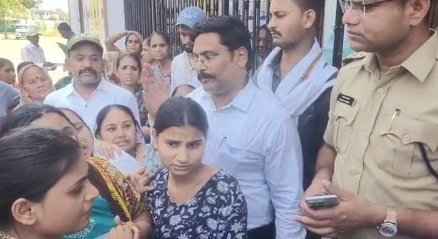 लोगों ने विरोध जताते हुए आरोपी को फांसी देने की मांग की है।