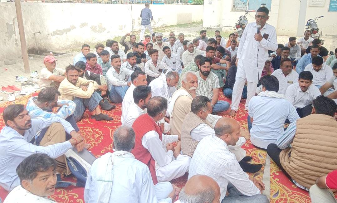 Employees Stage Protest, Accuse XEN of Adopting an Adamant Attitude