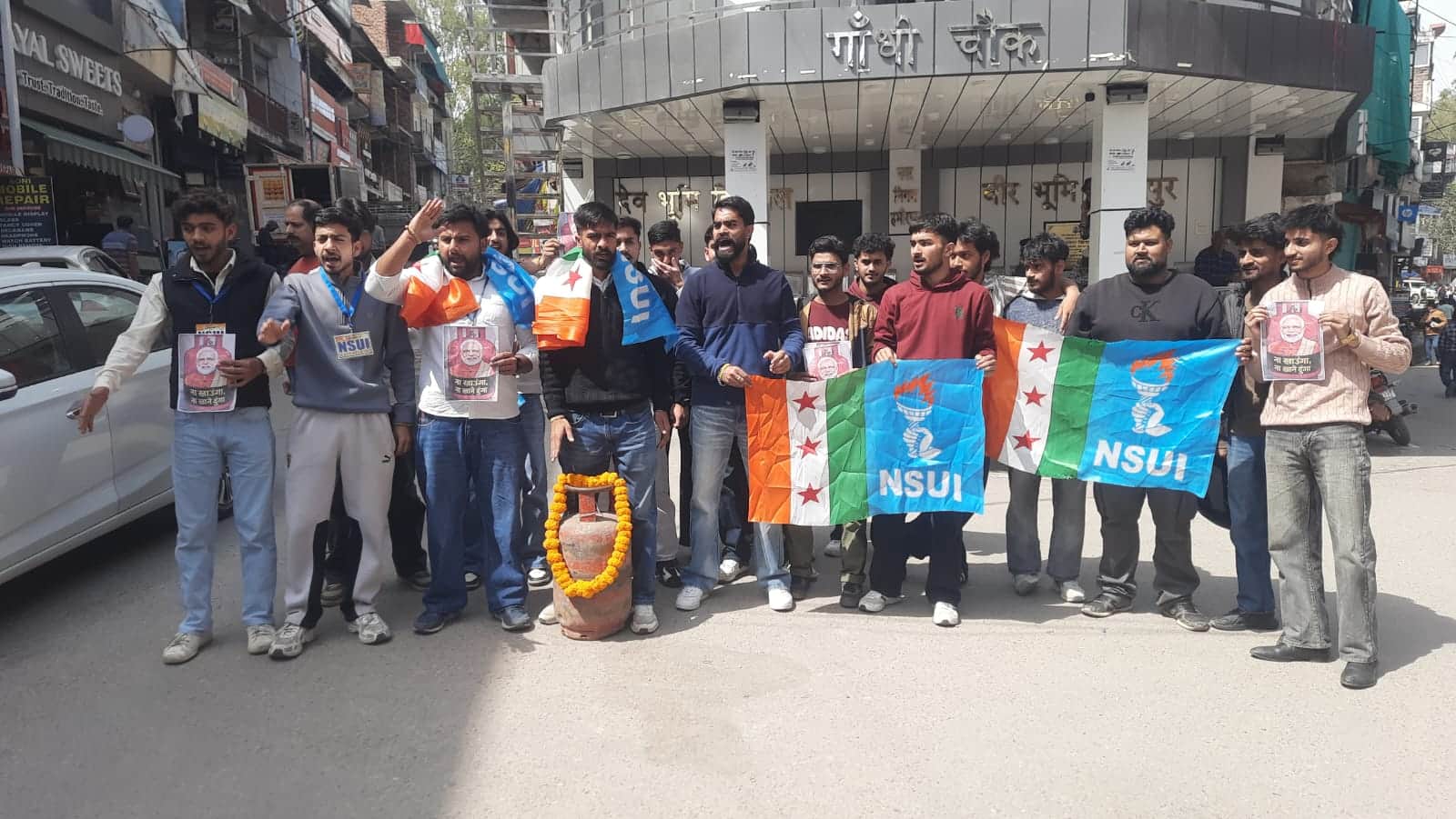 एलपीजी संकट पर गांधी चौक पर नारेबाजी करते एनएसयूआई कार्यकर्ता। संवाद