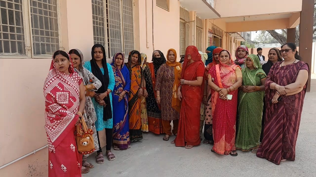 एसएसपी कार्यालय पर पहुंची महिलाएं। 
