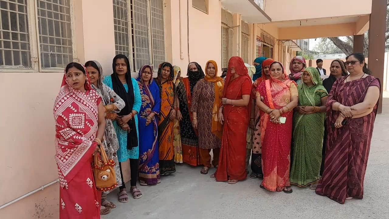 एसएसपी कार्यालय पर पहुंची महिलाएं। 