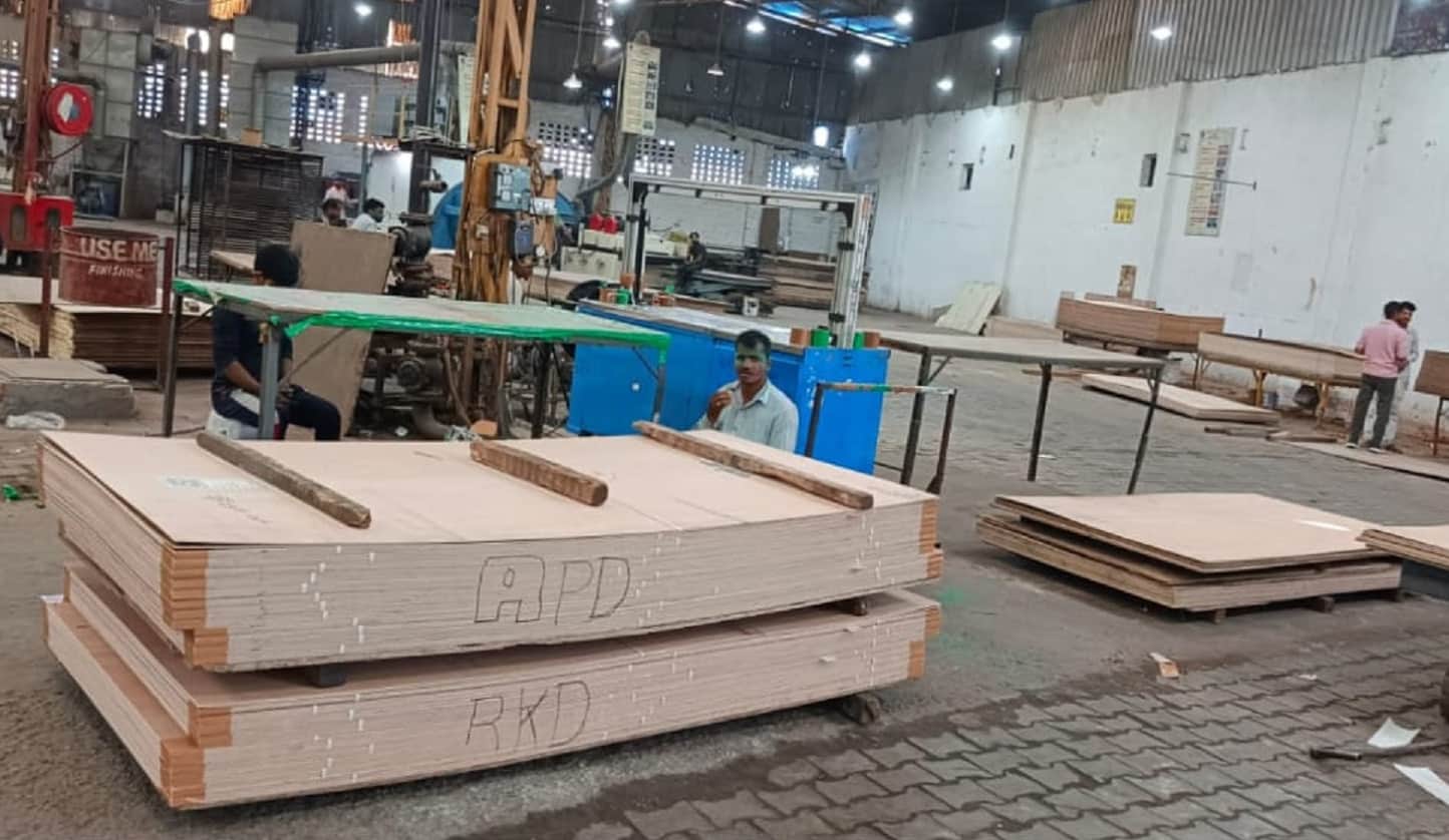 फैक्ट्री में तैयार की गई प्लाई और काम करते मजदूर। आर्काइव