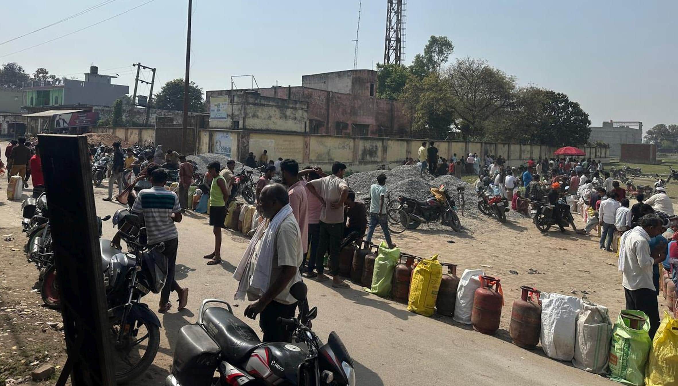 फखरपुर में बुधवार को गैस सिलिंडर लेने के लिए लगी लाइन। -संवाद