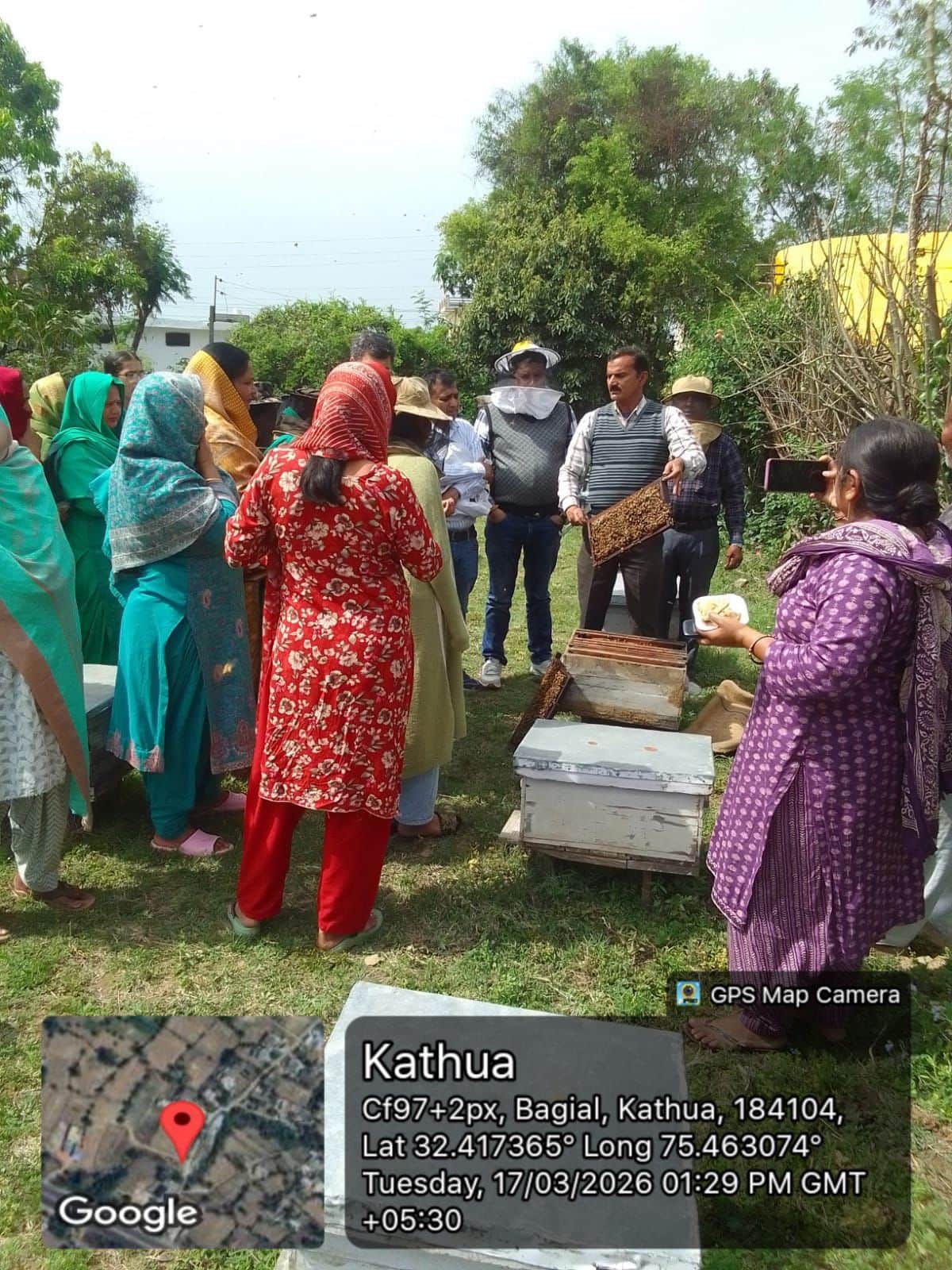 फील्ड विजिट के दौरान मधुमक्खी पालन की जानकारी देते विशेषज्ञसंवाद