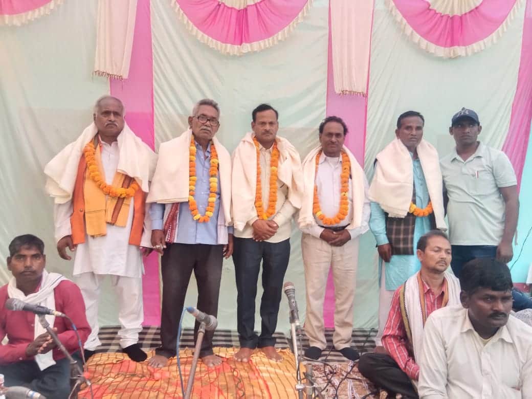 फूलपुर के हिरामनपुर गांव में जुटे लोक कलाकार।