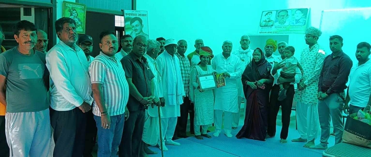 फोटो 03वर्षा चौहान को सम्मानित करते मुख्य अतिथि अतरलाल व अन्य। ग्रामीण