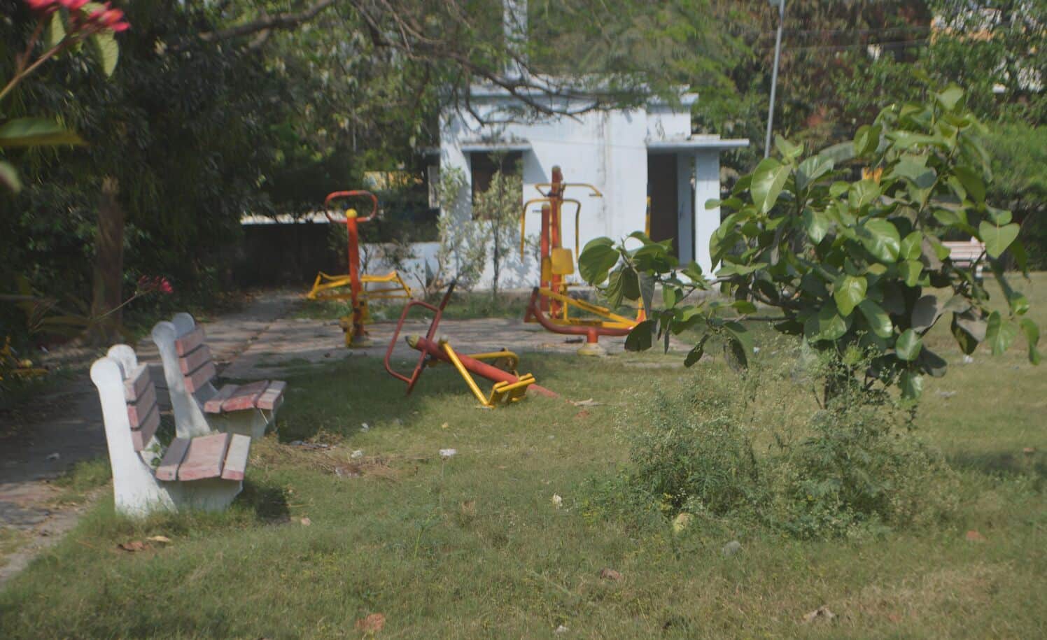 फोटो-06- आवास विकास कॉलोनी का पार्क। संवाद