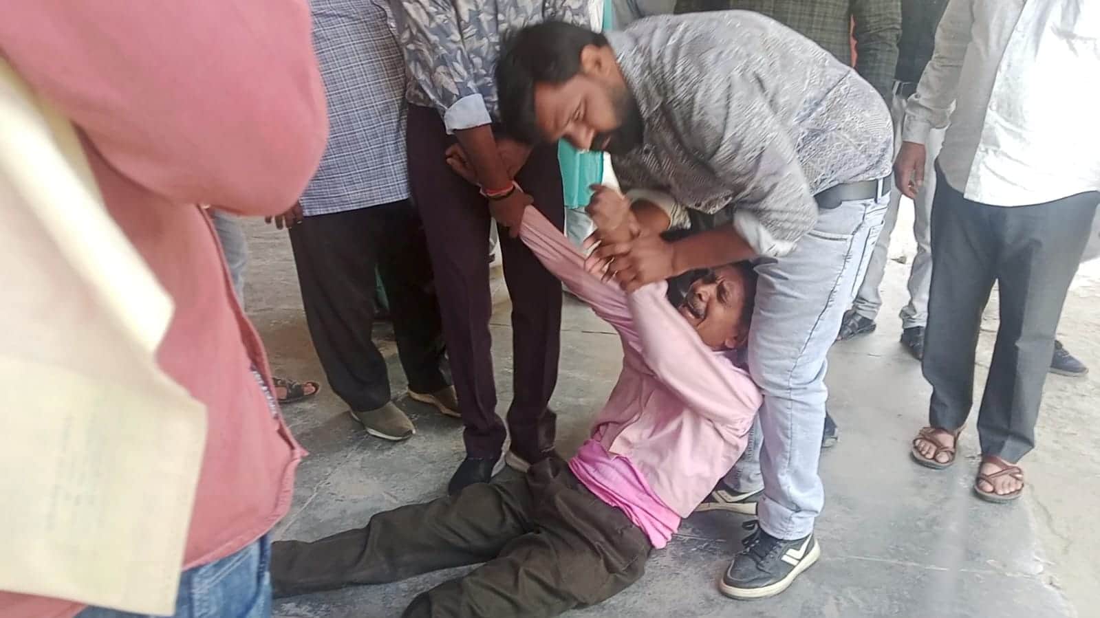 फोटो 1 विकास भवन में फूट फूट कर रोते जेई। संवाद