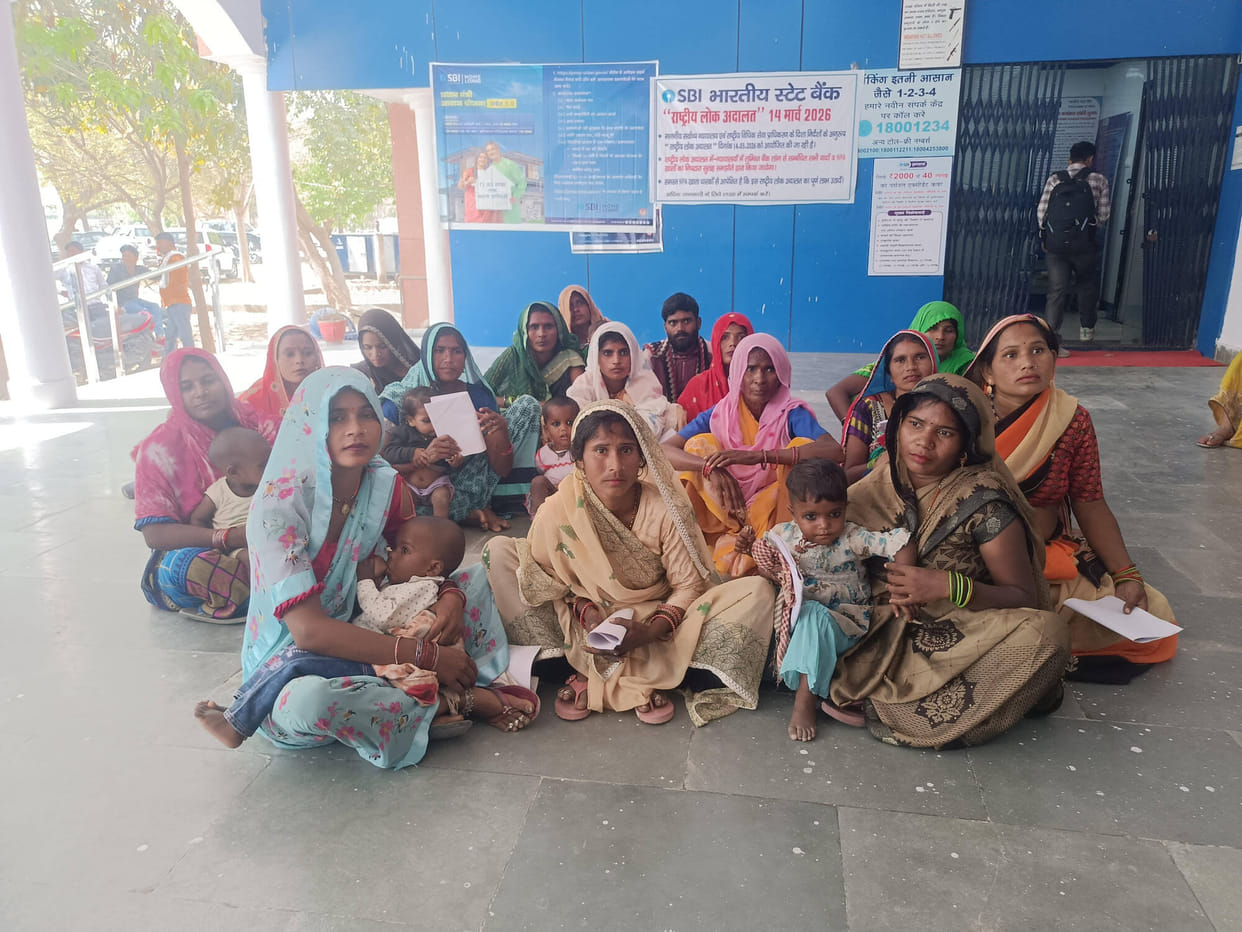 Women living in huts reached the Collectorate