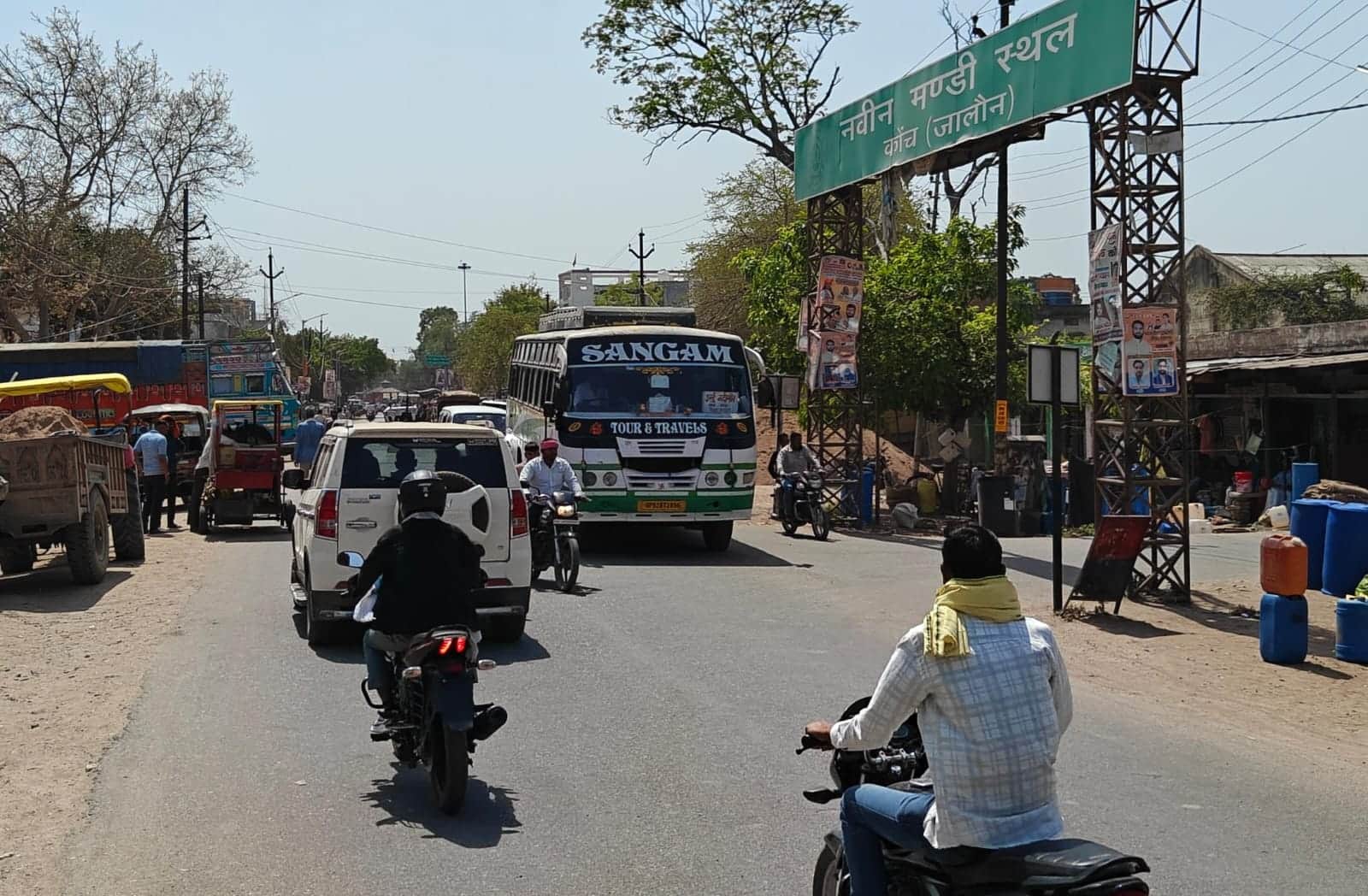 फोटो-13-कोंच के मार्कण्डेश्वर तिराहे से पंचानन चौराहे वाली सड़क पर दौड़ते वाहन।