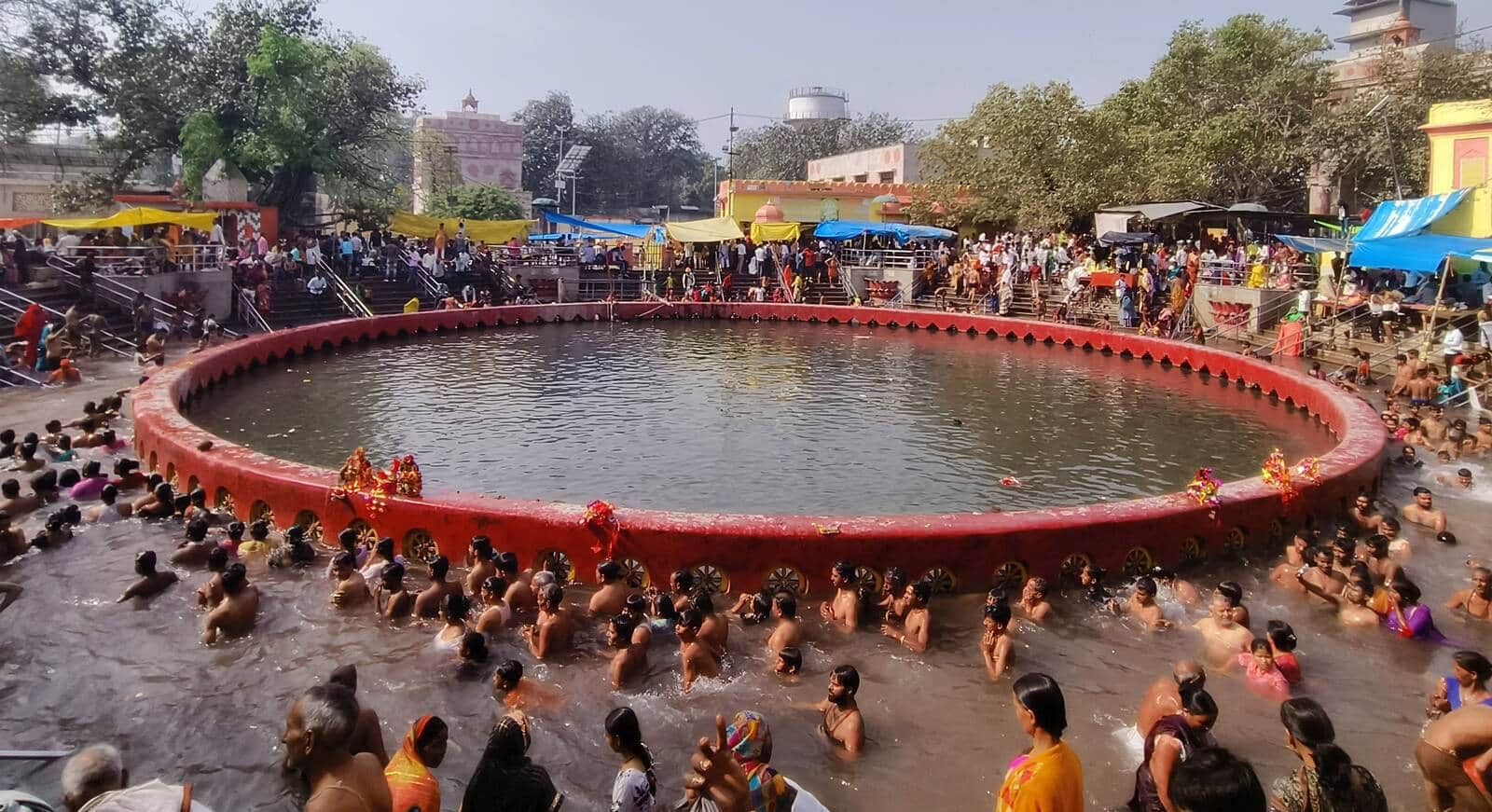 फोटो-13नैमिषारण्य में चक्रतीर्थ में डुबकी लगाते श्रद्धालु। संवाद