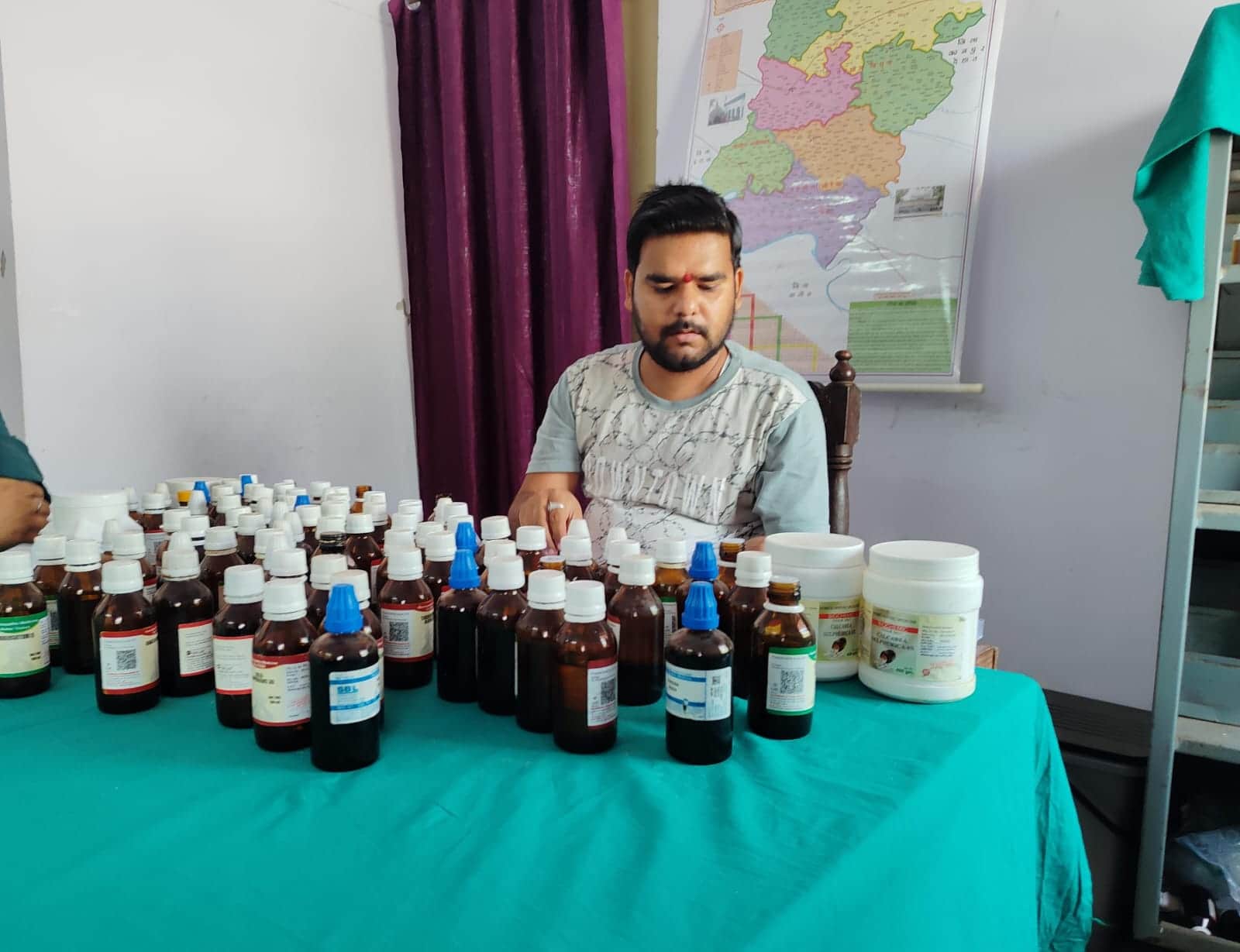 फोटो-14-होम्योपैथिक चिकित्सालय में मौजूद स्टाफ। संवाद