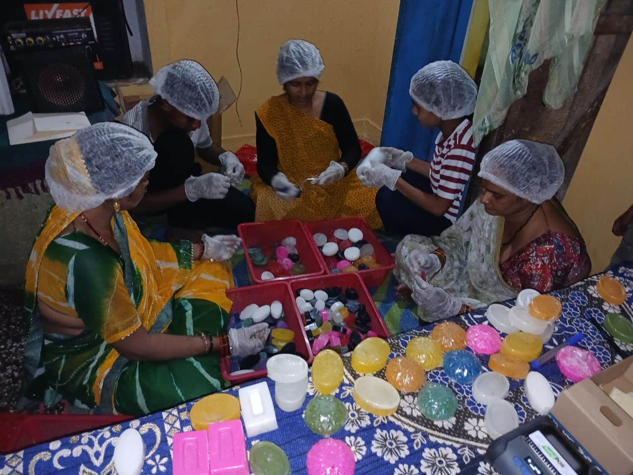 फोटो 17 एचएएमपी 25- राठ के कुर्रा गांव में हर्बल साबुन तैयार करतीं समूह की महिलाएं। स्रोत- स्वय