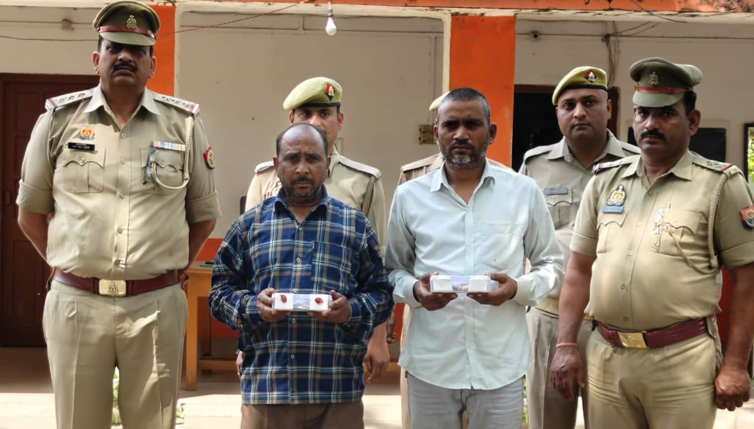 फोटो-17 कोतवाली में गिरफ्तार आरोपियों के साथ खड़े इंस्पेक्टर एमएम चतुर्वेदी। संवाद