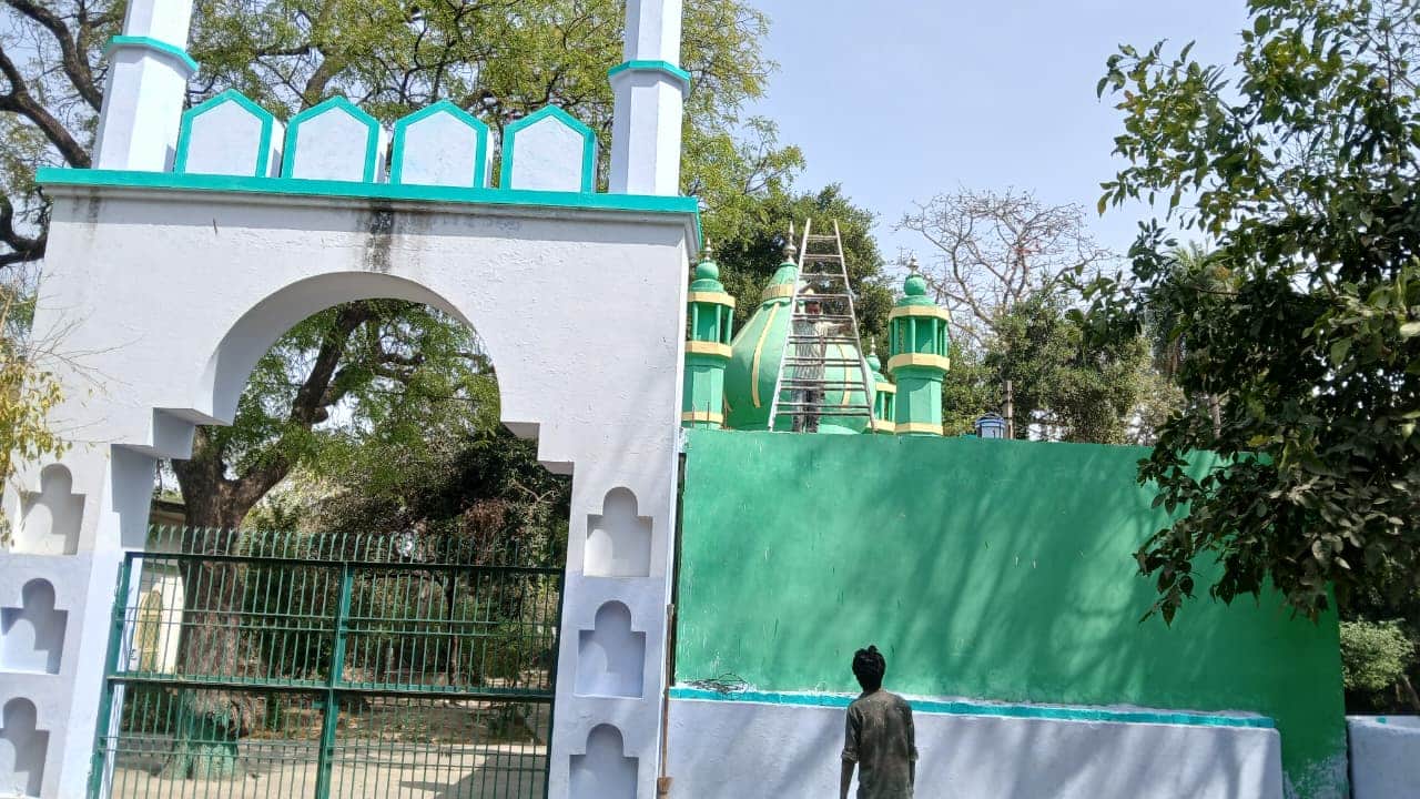 फोटो 19 आगरा रोड स्थित ईदगाह में रंगाई-पुताई का कार्य करता कारीगर। संवाद