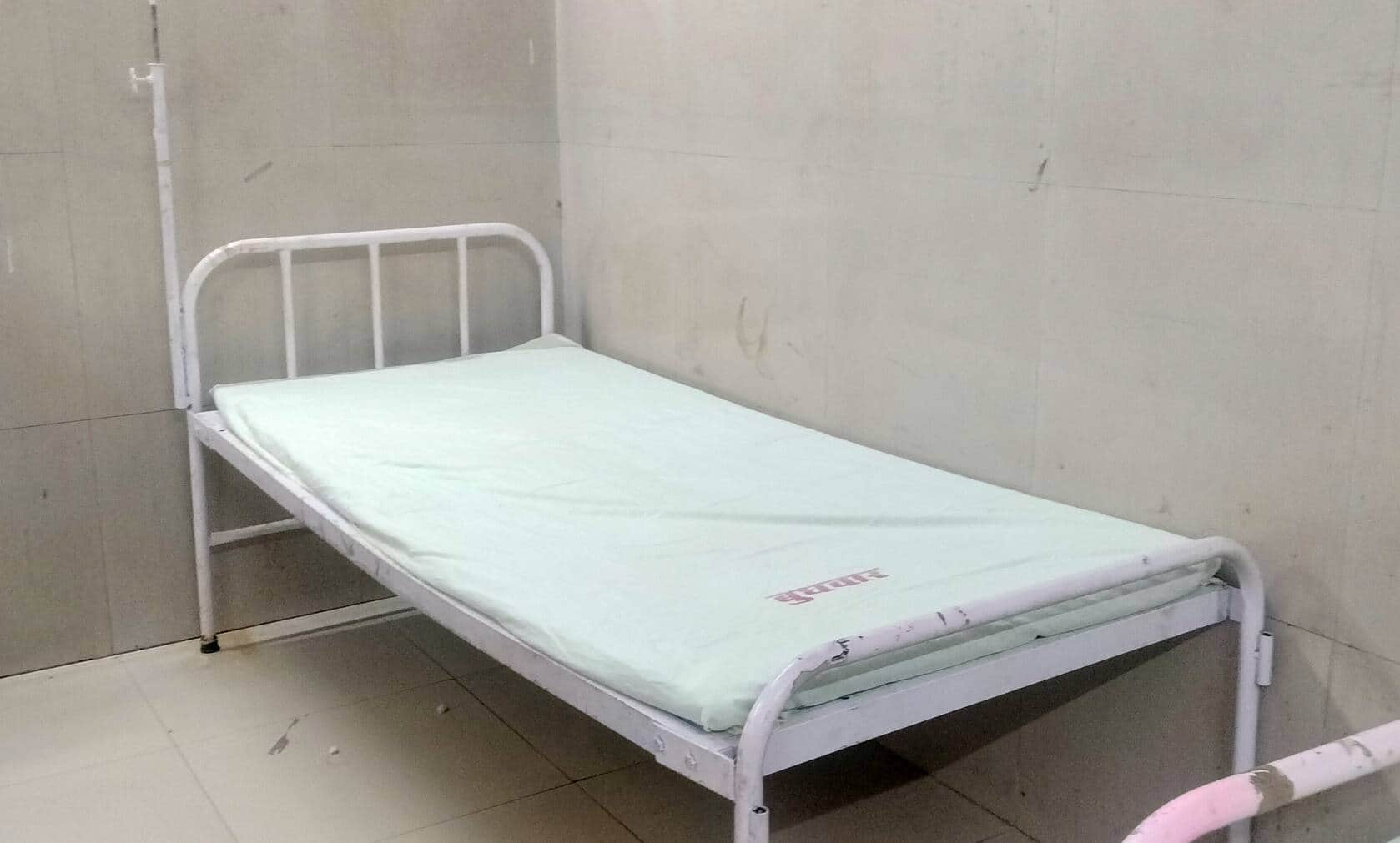 फोटो 2सिधौली सीएचसी में बेड पर बिछाई गई साफ चादरें। संवाद