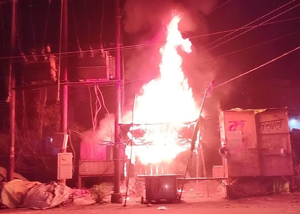 फोटो-22 सड़क किनारे जलती गुमटी से उठती आग की लपटें। संवाद