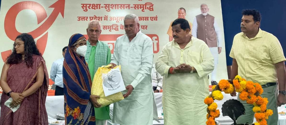 फोटो-29भूमिजा बहुउद्देशीय हाल खैराबाद में लाभार्थी महिला को प्रमाण पत्र देते प्रभारी मंत्री म