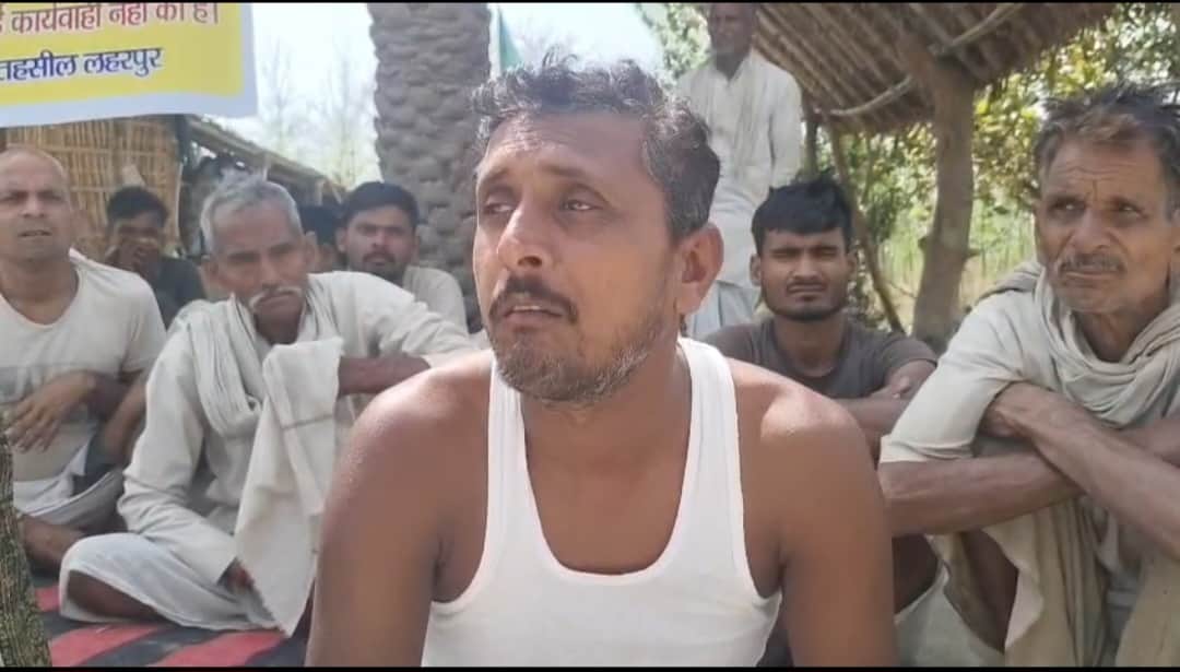 फोटो-31सकरन में धरने पर बैठा परिवार। संवाद