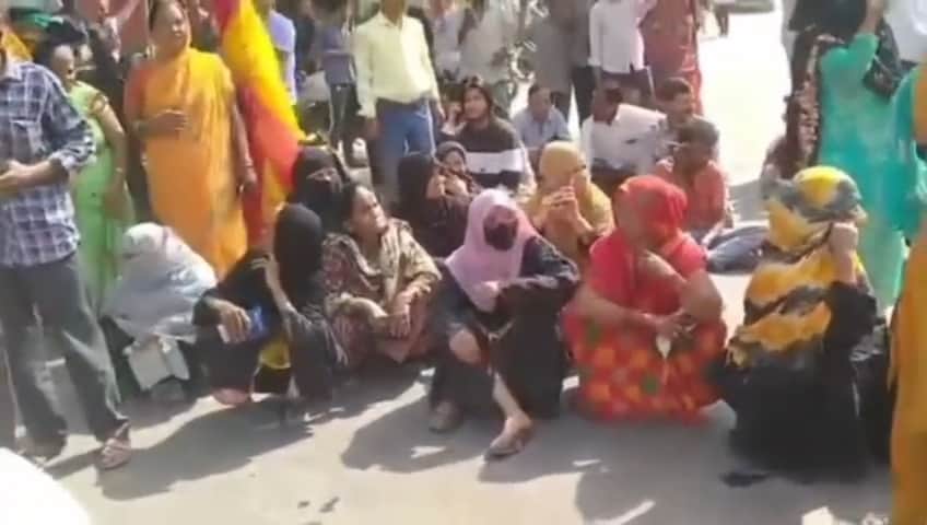 फोटो 32 भोगांव में गैस न मिलने पर जाम लगातीं महिलाएं। संवाद