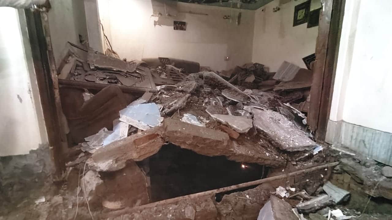 फोटो-34 पूर्व विधायक विजय के घर के बेसमेंट की टूटी छत। संवाद