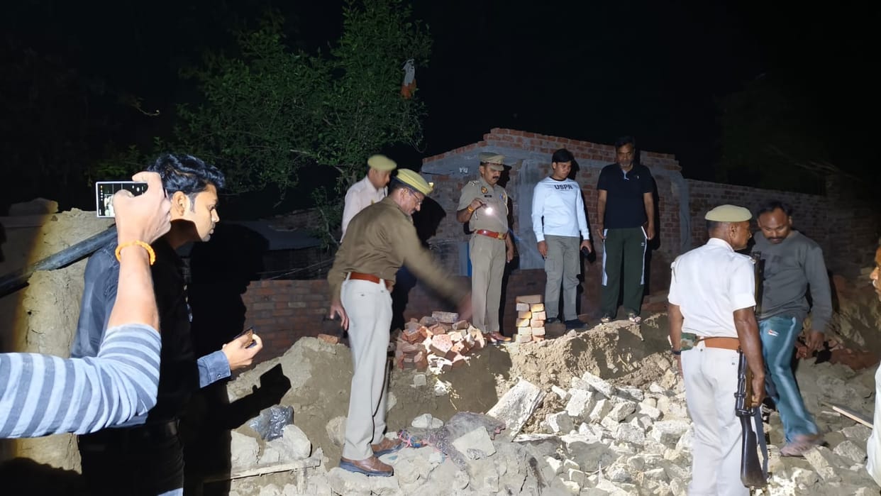 The mud wall of the house collapsed, three died.