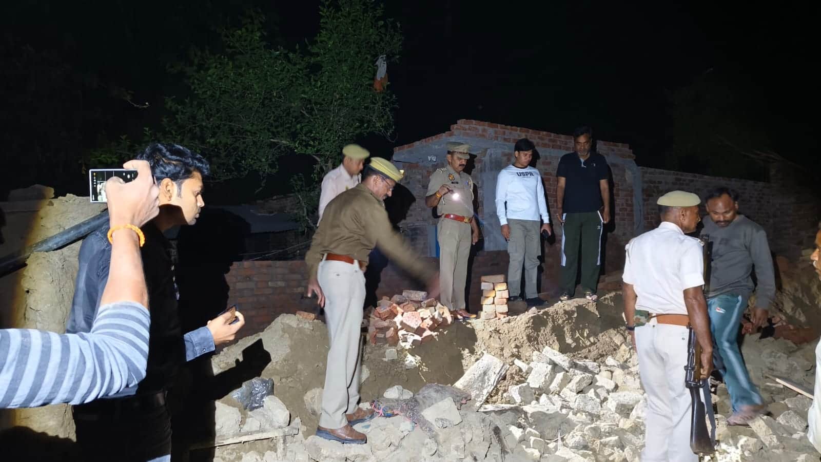 फोटो 41 आठपुरा में हुई घटना के बाद मौके पर पहुंची पुलिस। संवाद