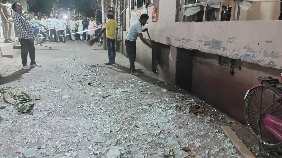 फोटो- 46 पूर्व विधायक विजय सिंह के घर विस्फोट के बाद गली में फैले मकान के मलबे को समेटते सफाई क