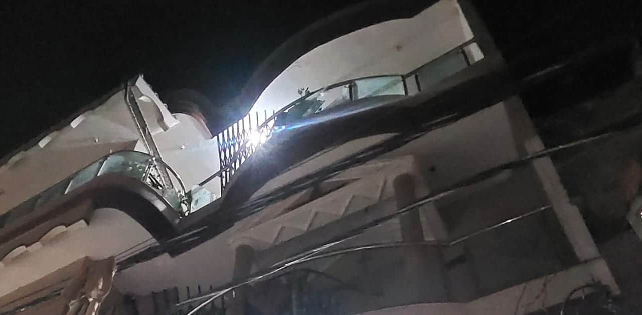 फोटो- 51 पूर्व विधायक विजय सिंह के मकान की टूटी रैलिंग। संवाद