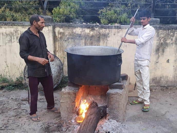 फोटो 56खैराबाद के नवोदय विद्यालय में चूल्हे पर बनता खाना। संवाद