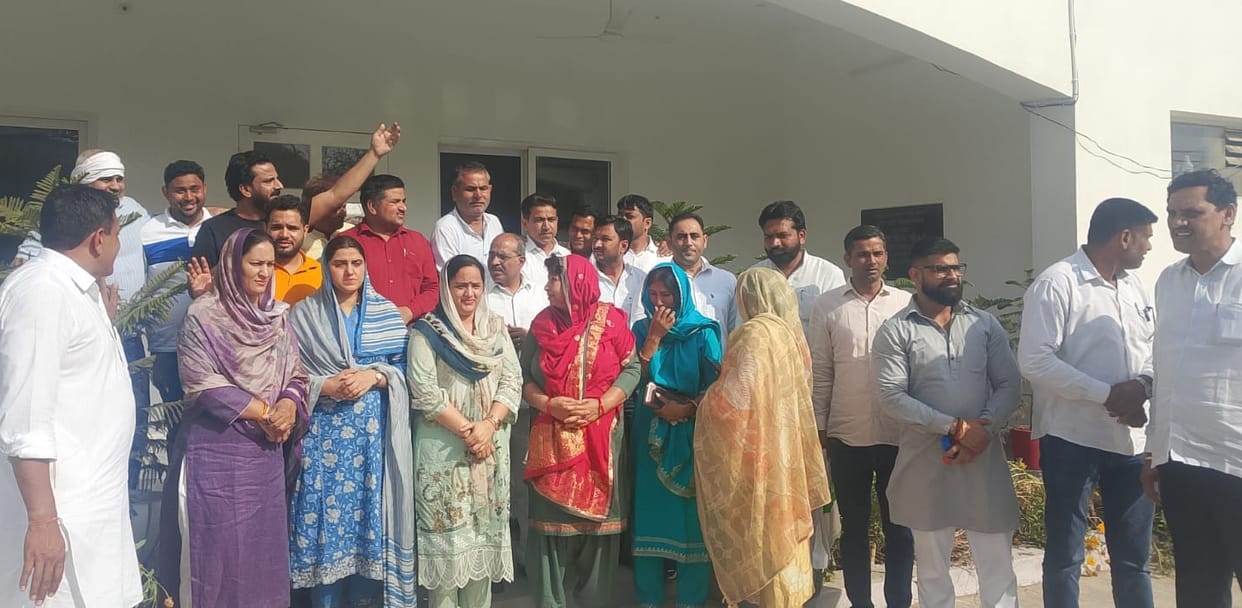 25 councilors expressed dissatisfaction with the vice chairman of the Nagar Panchayat and brought a no-confidence motion.
