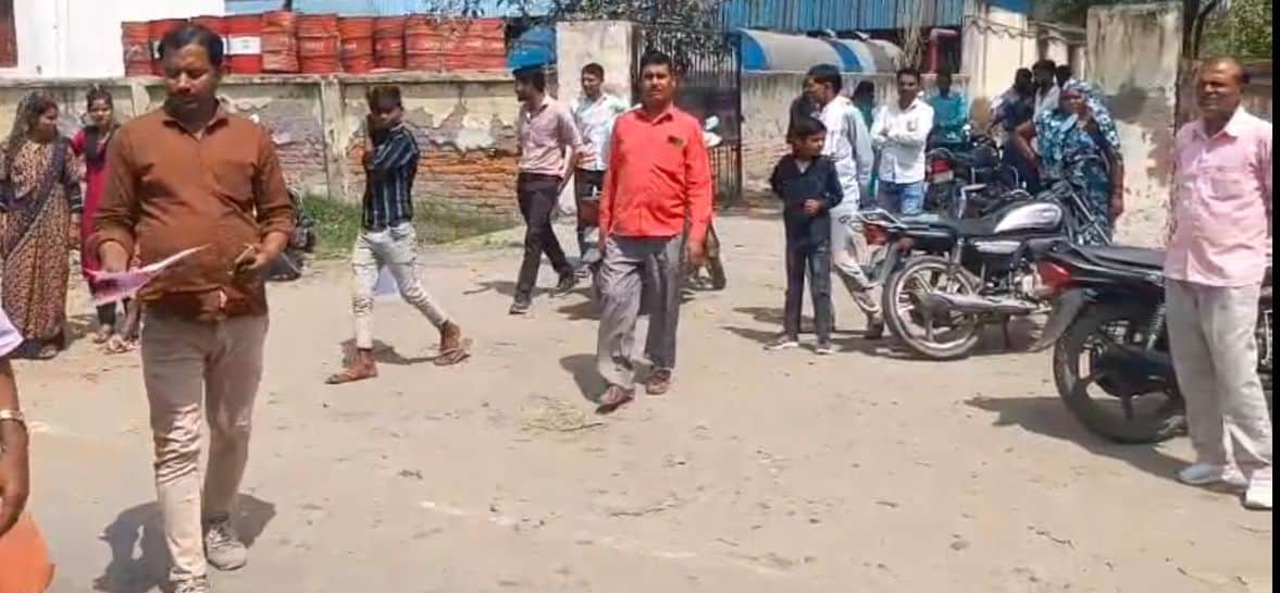 फोटो-6-बिजली निगम के कार्यालय में प्रीपेड स्मार्ट मीटर को लेकर आ रही समस्याओं की जानकारी देने प