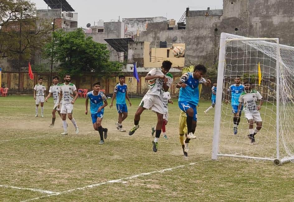 फोटो-63फुटबाल मैच में गोल करने का प्रयास करते खिलाड़ी। संवाद