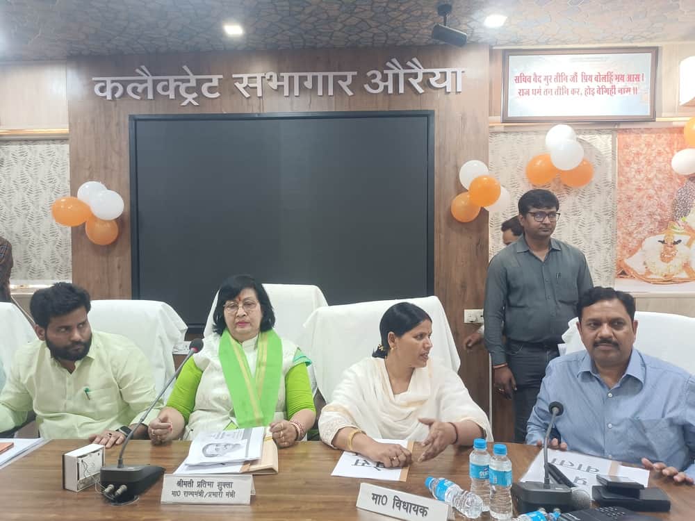 फोटो-मानस सभागार में प्रेस वार्ता करतीं प्रभारी मंत्री व अन्य।संवाद