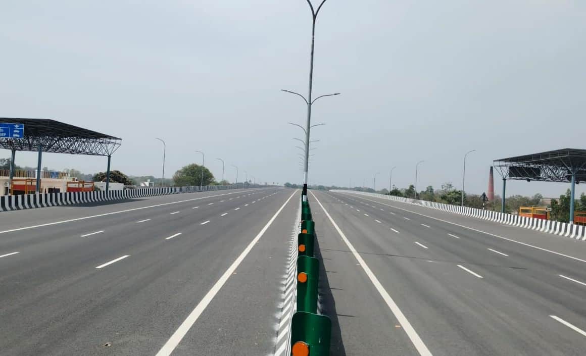 फोटो नंबर-1-कानपुर-लखनऊ एक्सप्रेसवे जिसे अप्रैल से यातायात के लिए खोलने की योजना है। संवाद